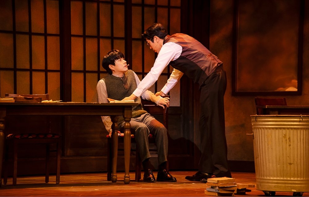 세훈(왼쪽·문태유)이 칠인회의 멤버 이윤으로부터 투서에 대해 추궁받는 장면.            사진제공 ｜라이브