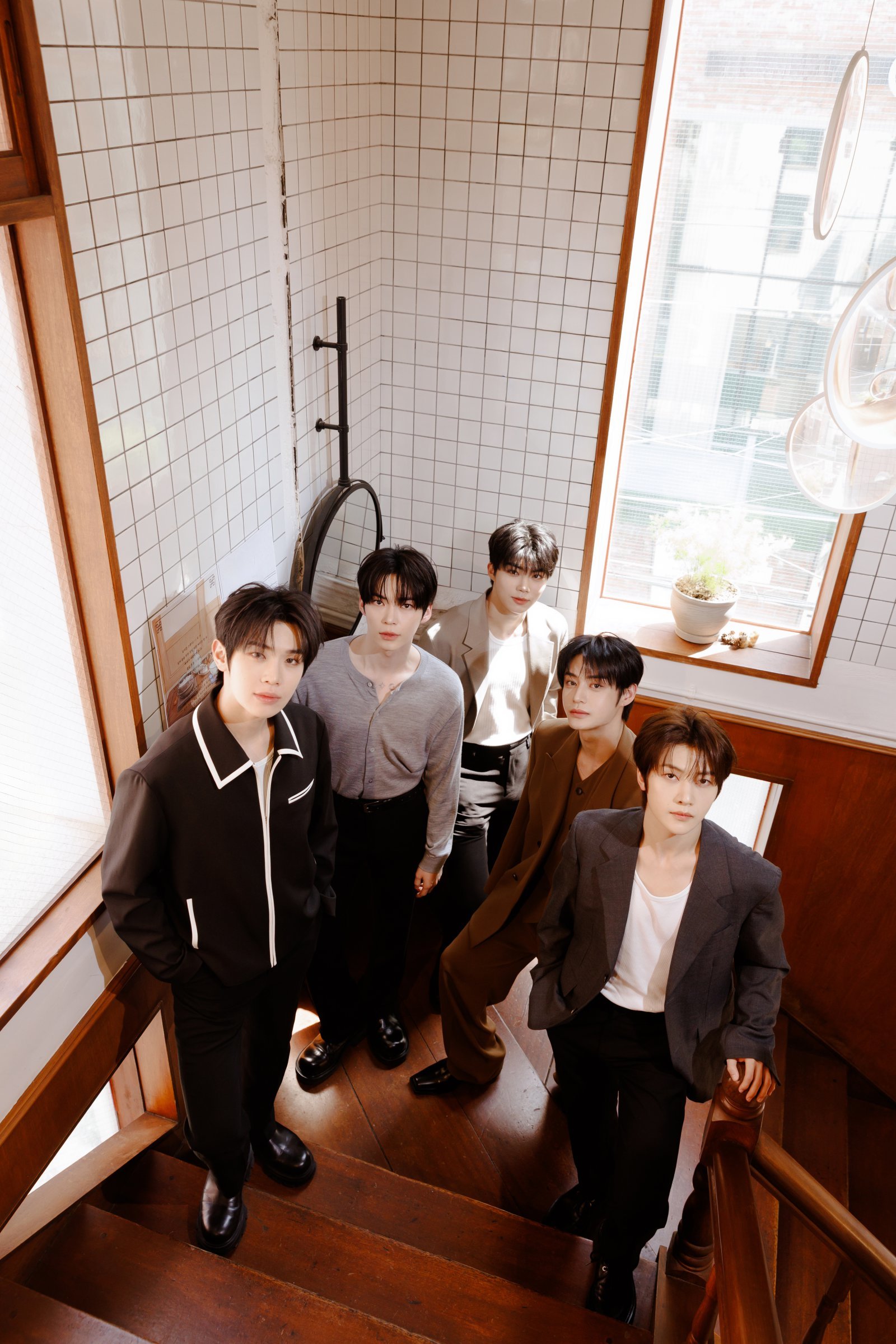 제로베이스원이 5인조로 재편돼 활동 2막을 연다. 18일 새 앨범 ‘어센드-’를 내놓고 돌아온 제로베이스원의 김태래와 성한빈, 박건욱, 김지웅, 석매튜(왼쪽부터). 사진제공|웨이크원