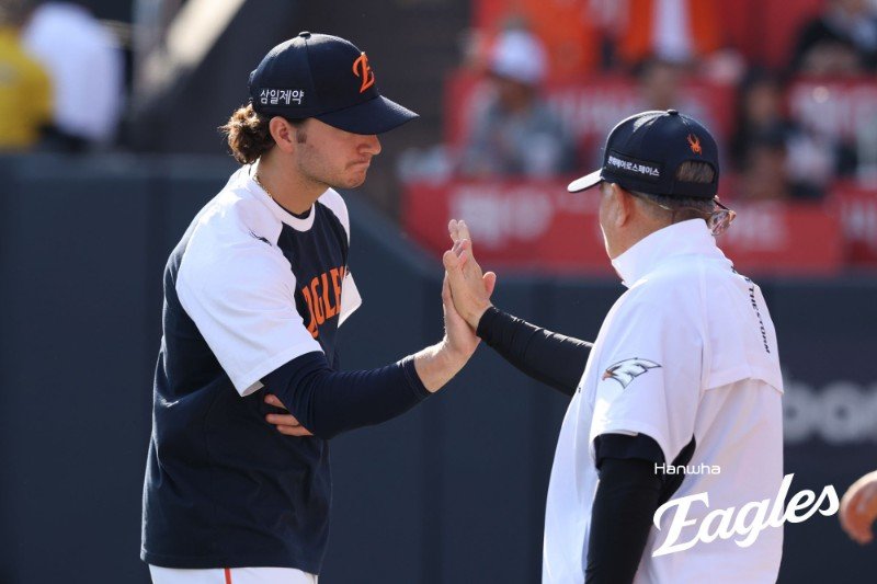 한화 외국인 투수 오웬 화이트(왼쪽)가 16일 수원KT위즈파크서 열린 KT전서 승리를 이끈 뒤 김경문 감독과 손뼉을 마주치고 있다. 사진제공|한화 이글스