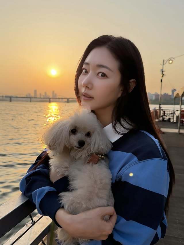 ‘체납 이슈’ 김사랑, 한강서 남긴 한마디…“상황에 흔들리지 말고” [SD이슈]