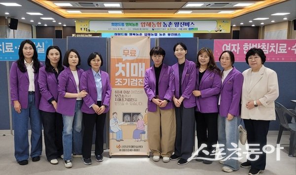 신안군은 15일 ‘농촌왕진버스’ 사업과 연계해 압해읍 주민 300여 명을 대상으로 치매 조기검진과 건강관리 서비스를 실시했다고 밝혔다. 사진제공=신안군
