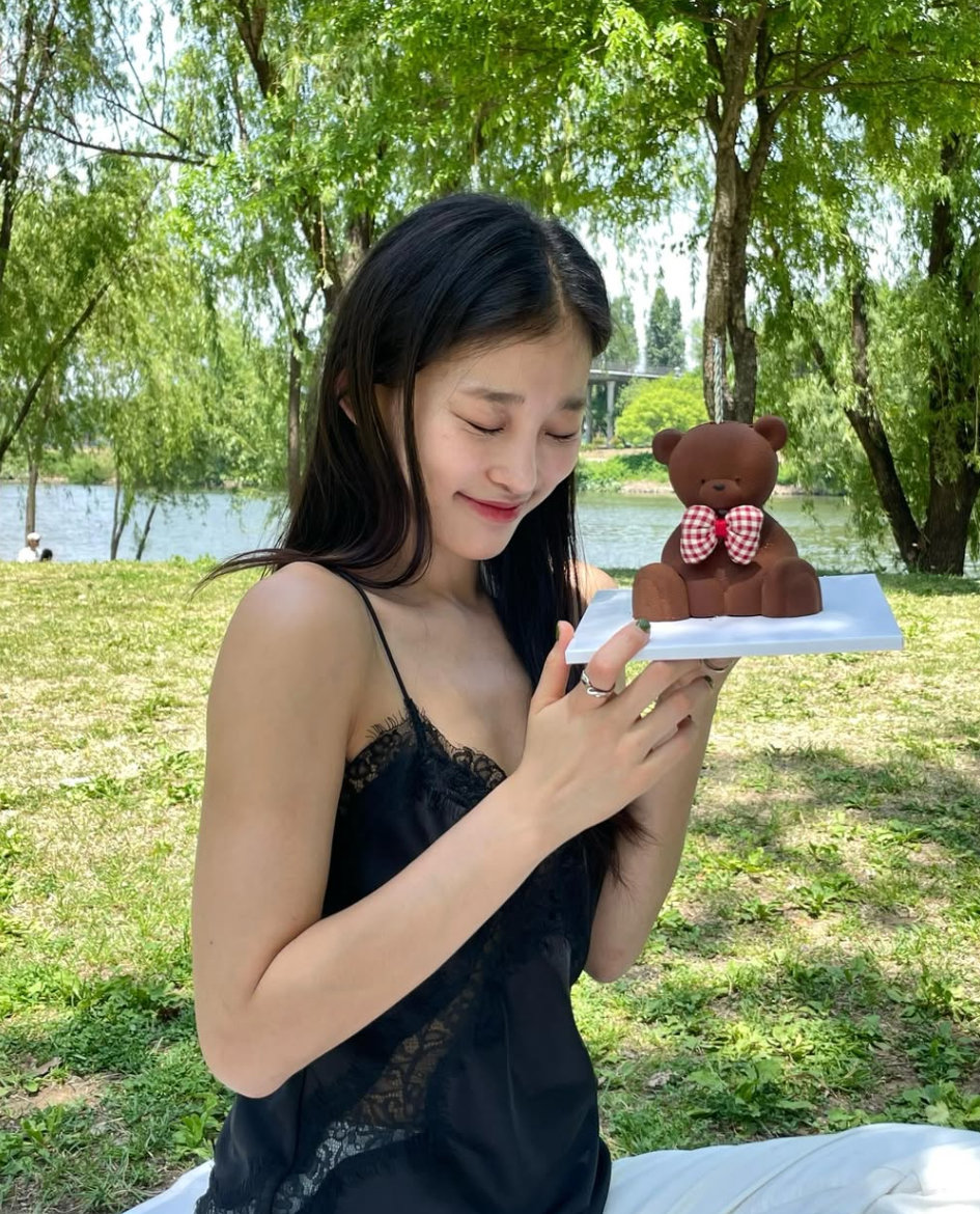 송이재, 슬립 차림 공원 나들이…초여름 햇살 어우러져