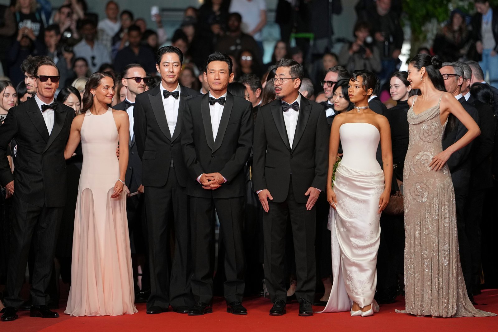 Michael Fassbender, from left, Alicia Vikander, Go Soo, Hwang Jung-min, diretor Na Hong-jin, Taylor Russell and Hoyeon pose for photographers upon arrival at the premiere of the film ‘Hope’ at the 79th international film festival, Cannes, southern France, Sunday, May 17, 2026. (AP Photo/Andreea Alexandru)