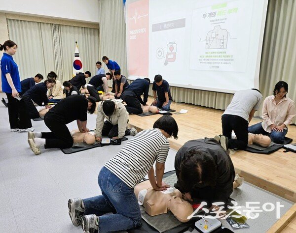 장성군은 최근 가족행복센터에서 자동심장충격기(AED) 관리자와 구급차 운용자 등 30여 명을 대상으로 실무형 응급교육을 실시했다고 밝혔다. 사진제공=장성군