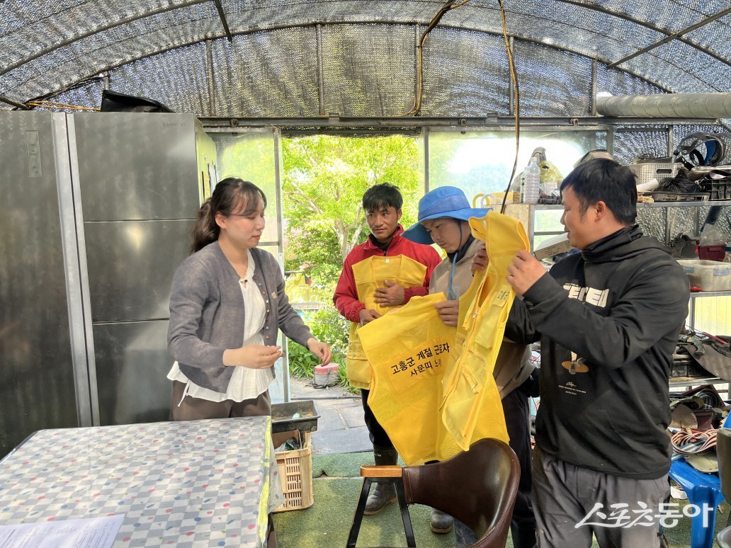 고흥군이 올해 입국하는 농업·어업 분야 외국인 계절근로자를 대상으로 한글 이름이 새겨진 조끼를 배부하고 있다. 사진제공 | 고흥군