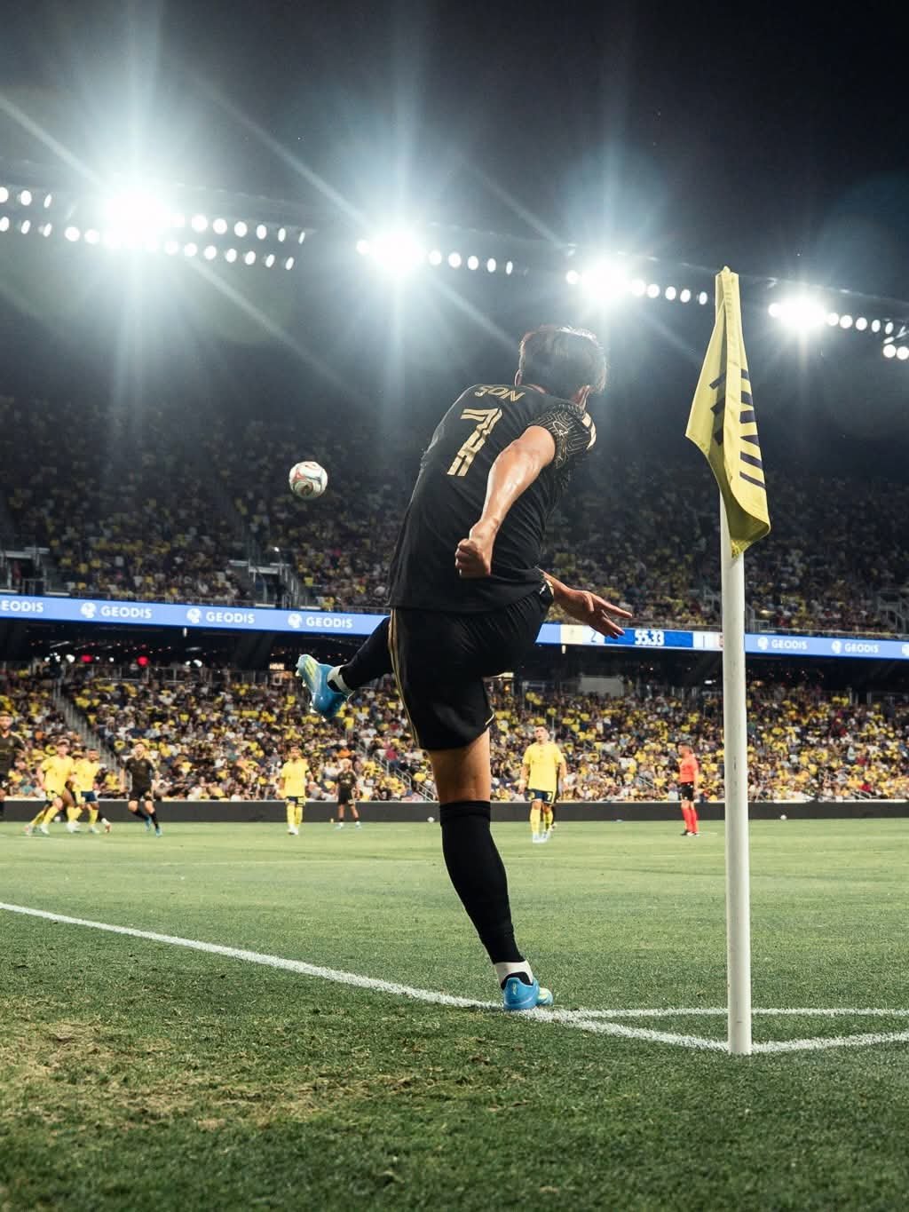 LAFC 손흥민이 18일 내슈빌과 MLS 원정경기에서 후반 23분 날카로운 왼쪽 코너킥으로 드니 부앙가의 만회골을 어시스트했다. 사진출처|LAFC 페이스북