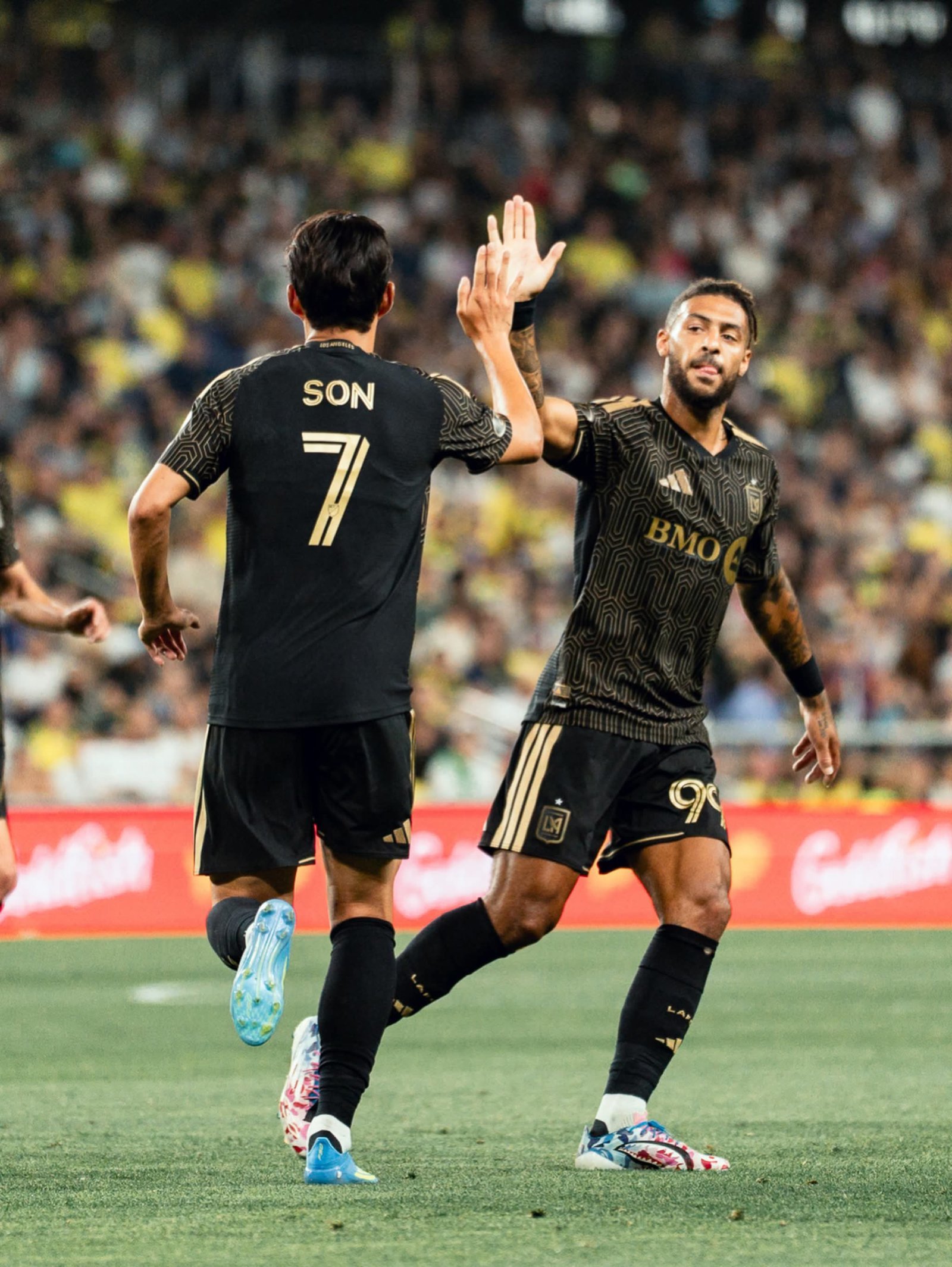 LAFC 손흥민(7번)과 드니 부앙가가 18일 내슈빌과 MLS 원정경기에서 코너킥으로 합작골을 터트린 뒤 하이파이브를 나누고 있다. 사진출처|LAFC 페이스북