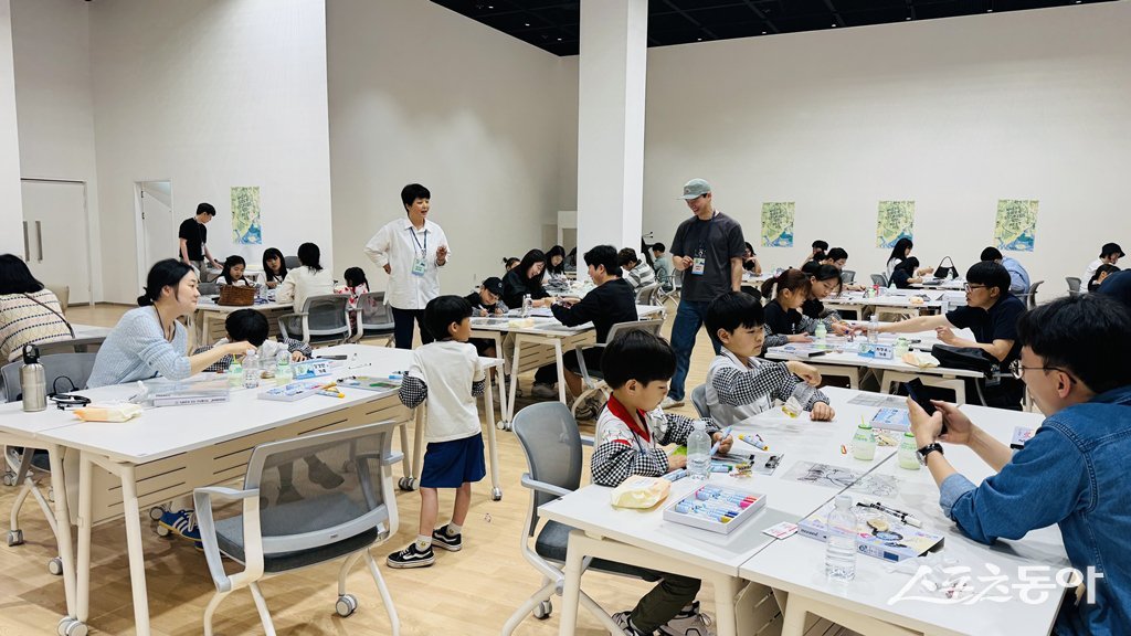 참가 가족들이 서영기 작가의 지도에 따라 주변 풍경을 관찰하며 풍경화를 그리고 있다. 사진제공=광양제철소