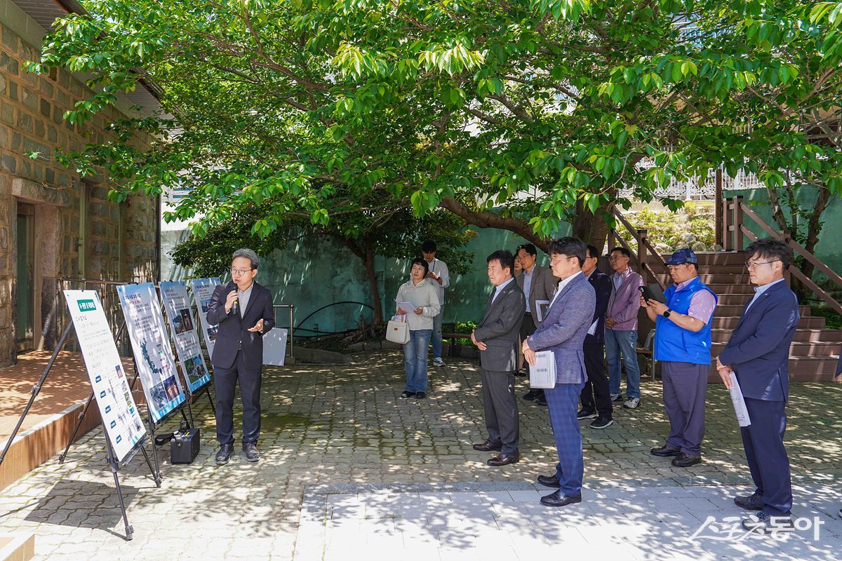 정기명 여수시장이 지난 15일 거문도 일원에서 주요 현안사업 추진상황을 점검하고 있다. 사진제공=여수시