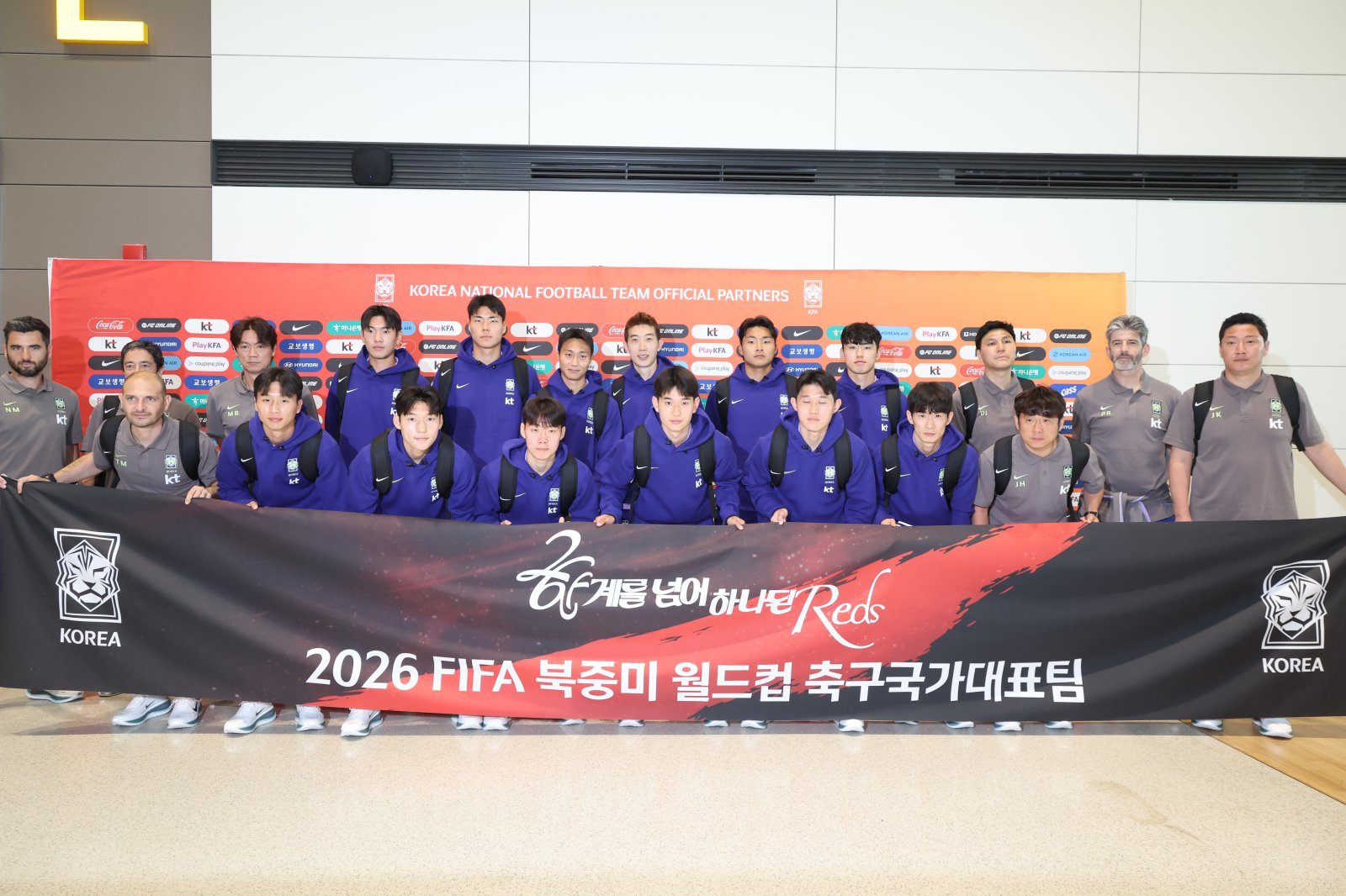 축구국가대표팀 선수단이 18일 인천국제공항을 통해 미국으로 출국하기 전 플래카드를 들고 각오를 다지고 있다. 인천국제공항|뉴시스