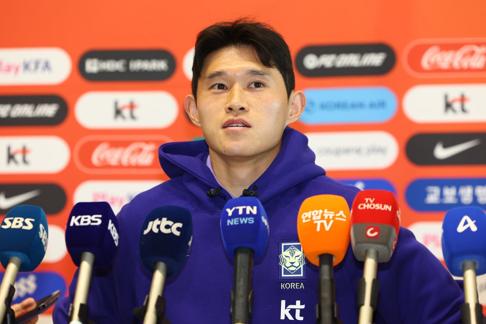 축구국가대표팀 이동경이 18일 인천국제공항을 통해 미국으로 출국하기 전 취재진의 질문에 답하고 있다. 인천국제공항|뉴시스