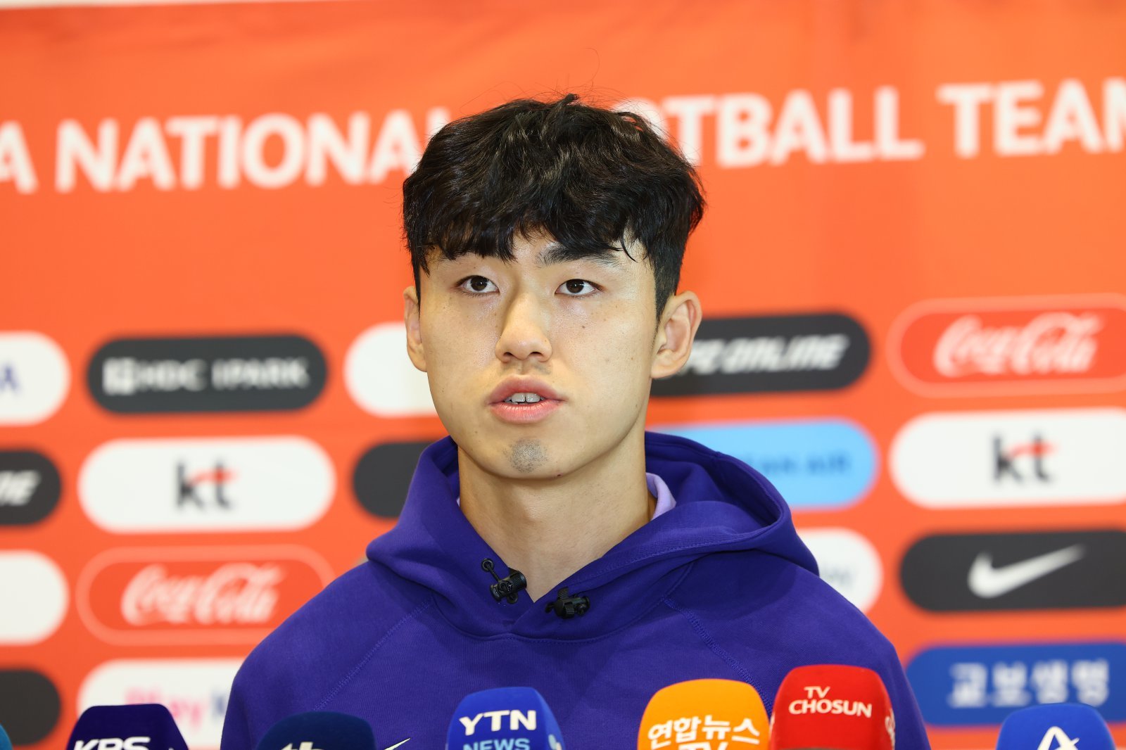 축구국가대표팀 이기혁이 18일 인천국제공항을 통해 미국으로 출국하기 전 취재진의 질문에 답하고 있다. 인천국제공항|뉴시스