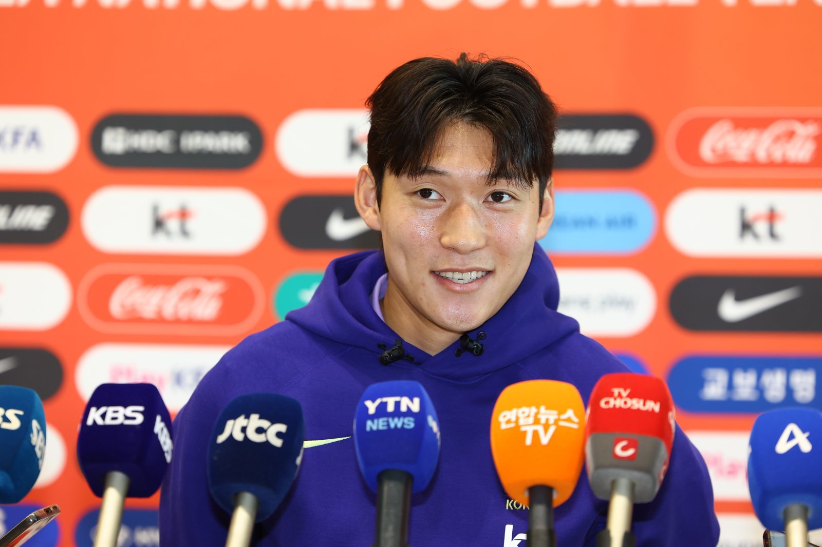 축구국가대표팀 배준호가 18일 인천국제공항을 통해 미국으로 출국하기 전 취재진의 질문에 답하고 있다. 인천국제공항|뉴시스