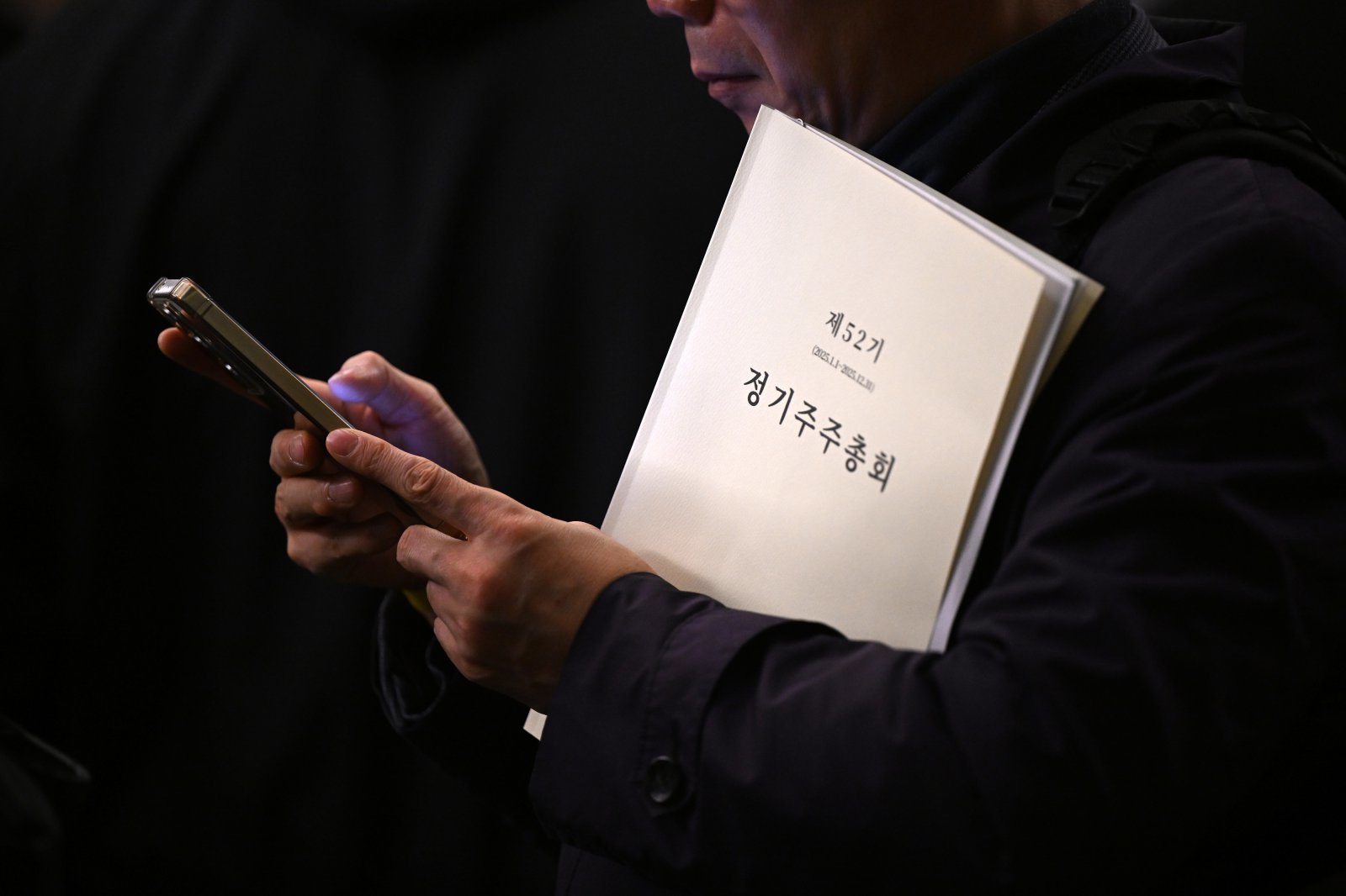 지난 3월 24일 서울 중구 코리아나호텔에서 열린 제 52기 고려아연 정기 주주총회에서 주주가 입장을 기다리고 있다. 뉴시스