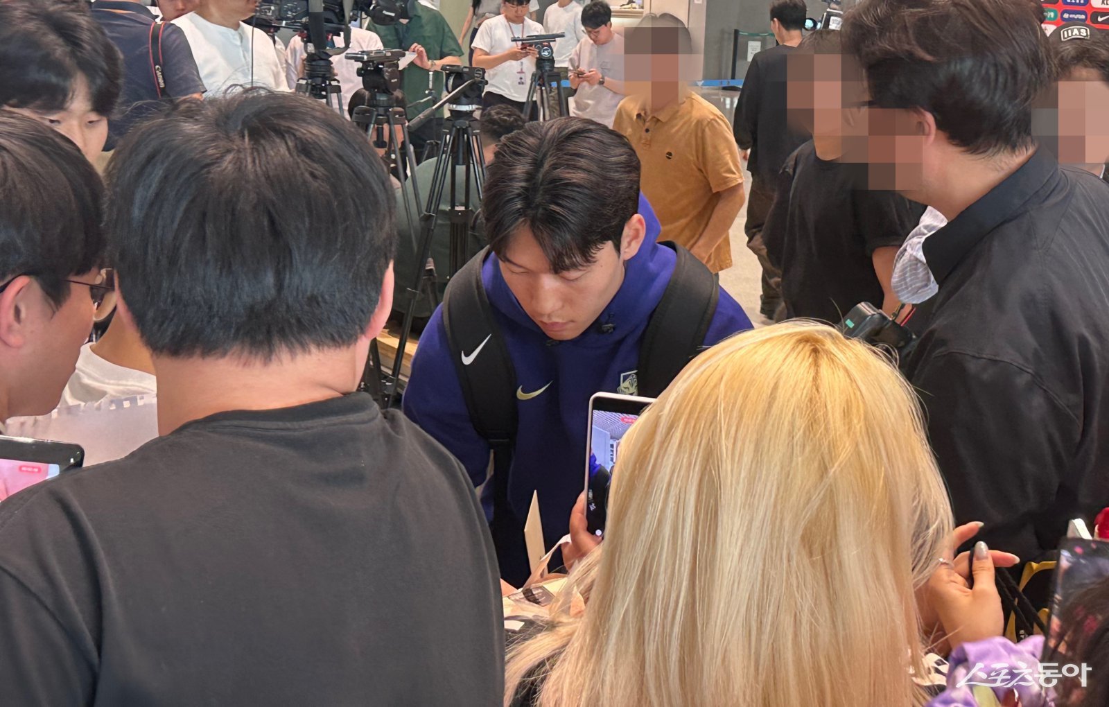 축구국가대표팀 배준호가 18일 인천국제공항을 통해 미국 유타주 솔트레이크시티로 출국하기 직전 팬들에게 사인을 하고 있다. 인천국제공항｜뉴시스