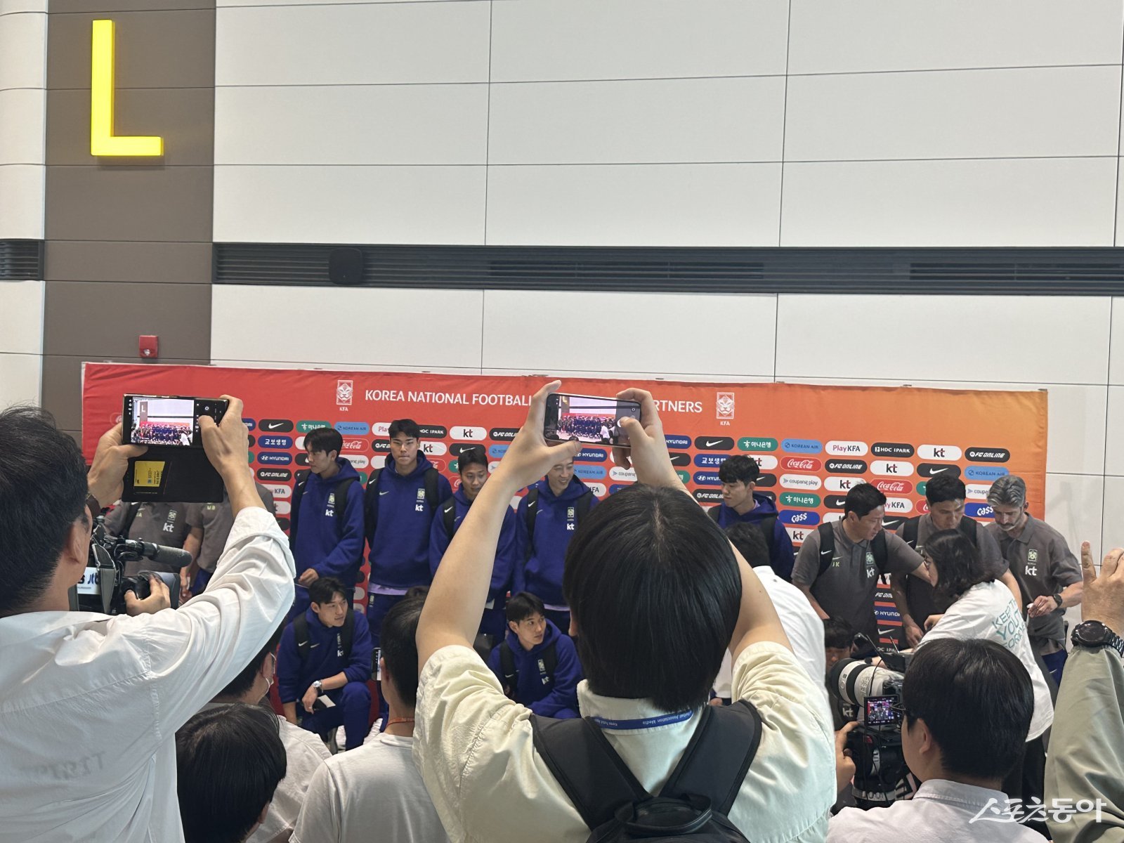 많은 인파가 18일 인천국제공항에서 축구국가대표팀 선수들을 보기 위해 모였다. 인천국제공항｜백현기 기자 hkbaek@donga.com