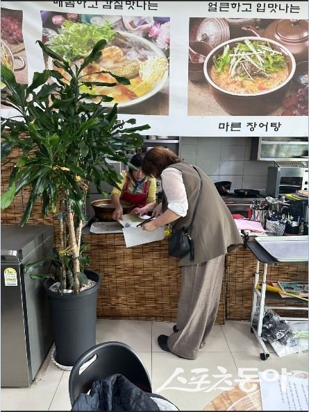 영광군은 지난 11일부터 15일까지 읍내 지역과 주요 관광지 주변 일반음식점 547개소를 대상으로 자율위생 지도를 실시했다고 밝혔다. 사진제공=영광군