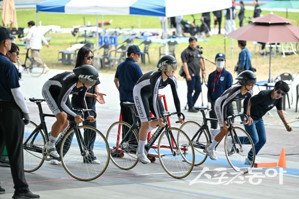 서울올림픽기념국민체육진흥공단배 제28회 전국사이클대회에서 전국 각지 엘리트 선수들이 참가해 열전을 하고 있는 모습. 사진제공ㅣ영주시
