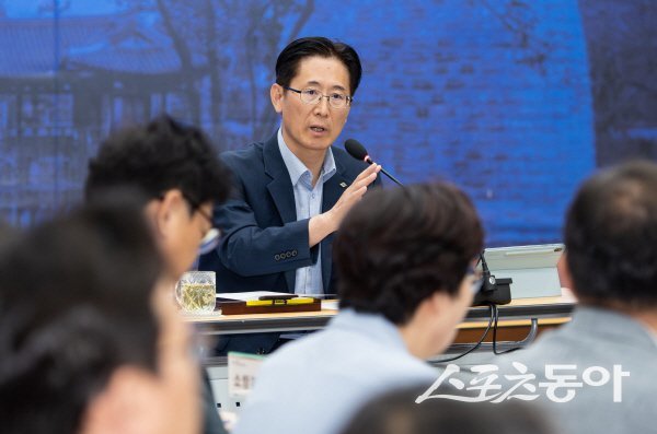 황명석 경상북도지사 권한대행이 ‘핵심 성장인프라 추진상황 점검회의’를 주재하고 있다. 사진제공 ㅣ 경상북도