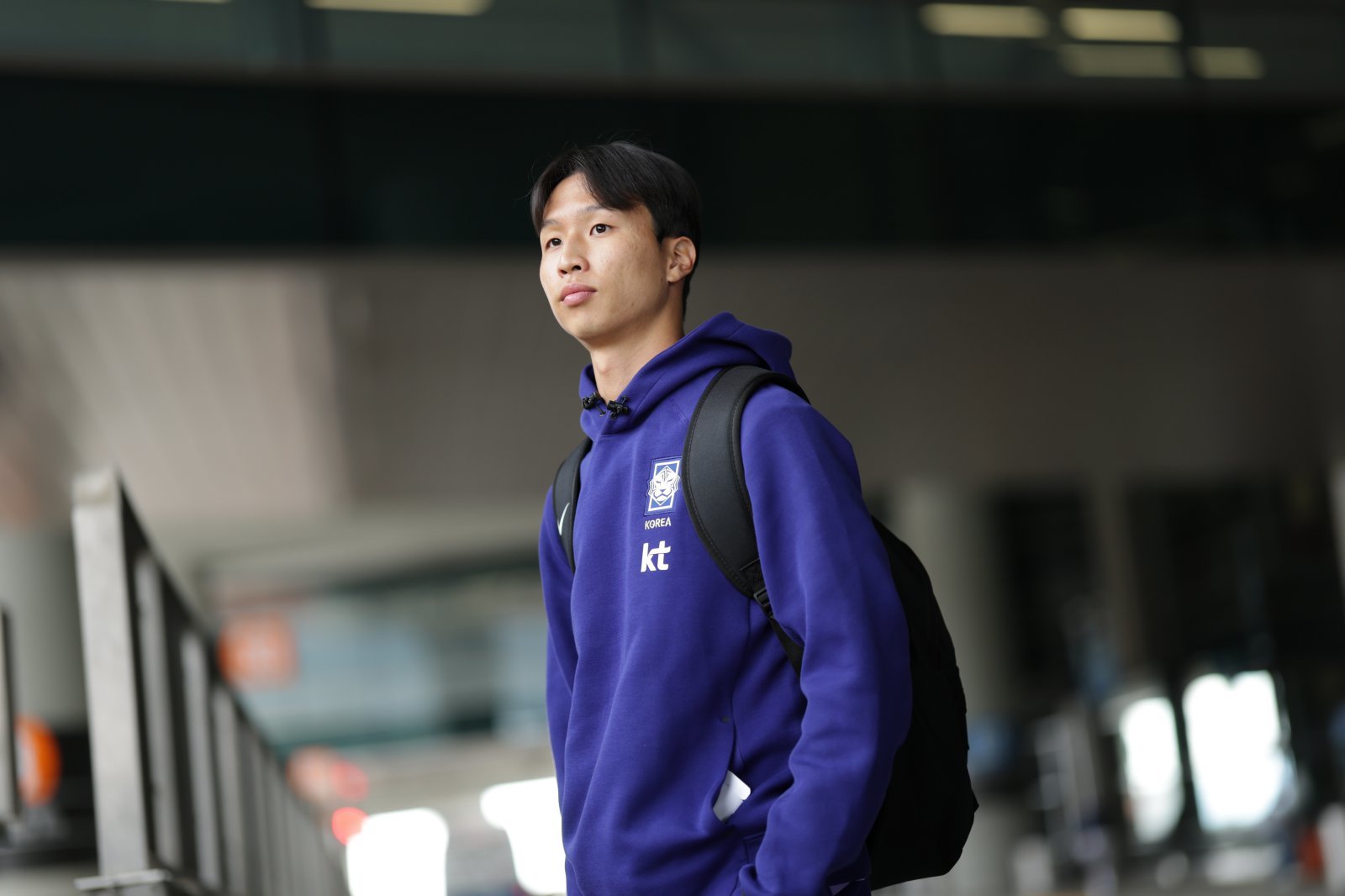 축구국가대표팀이 19일 오전 북중미월드컵 사전캠프가 차려진 미국 유타주 솔트레이크시티에 입성해 본격적인 고지대 적응을 시작했다. 선수단 버스 탑승을 기다리는 엄지성. 사진제공|대한축구협회