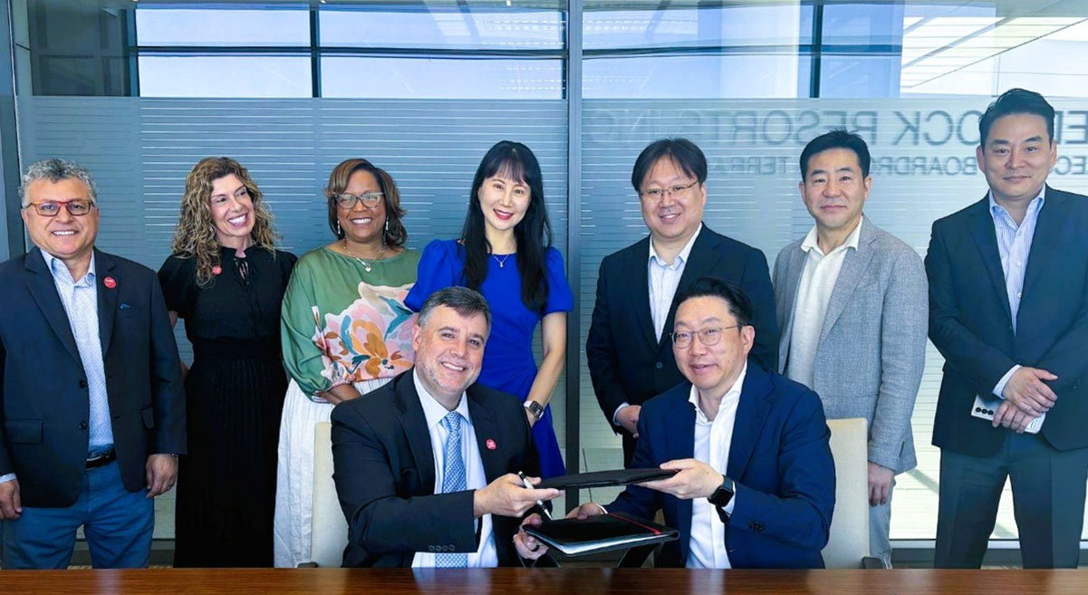 최종환 파라다이스 대표이사(앞줄 오른쪽)와 데이비드 카르데나스 UNLV, Harrah College of Hospitality 학장이 MOU 체결 후 기념 촬영을 하고 있다.