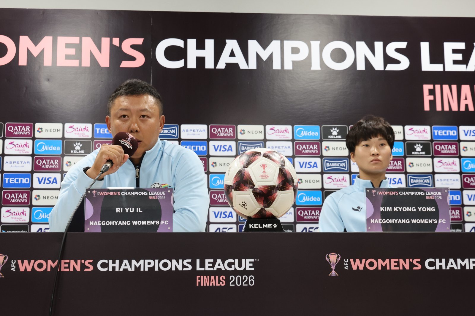 리유일 내고향 감독(왼쪽)과 주장 김경영이 19일 수원종합운동장에서 열린 AWCL 파이널 기자회견서 취재진의 질문에 답하고 있다. 수원│뉴시스