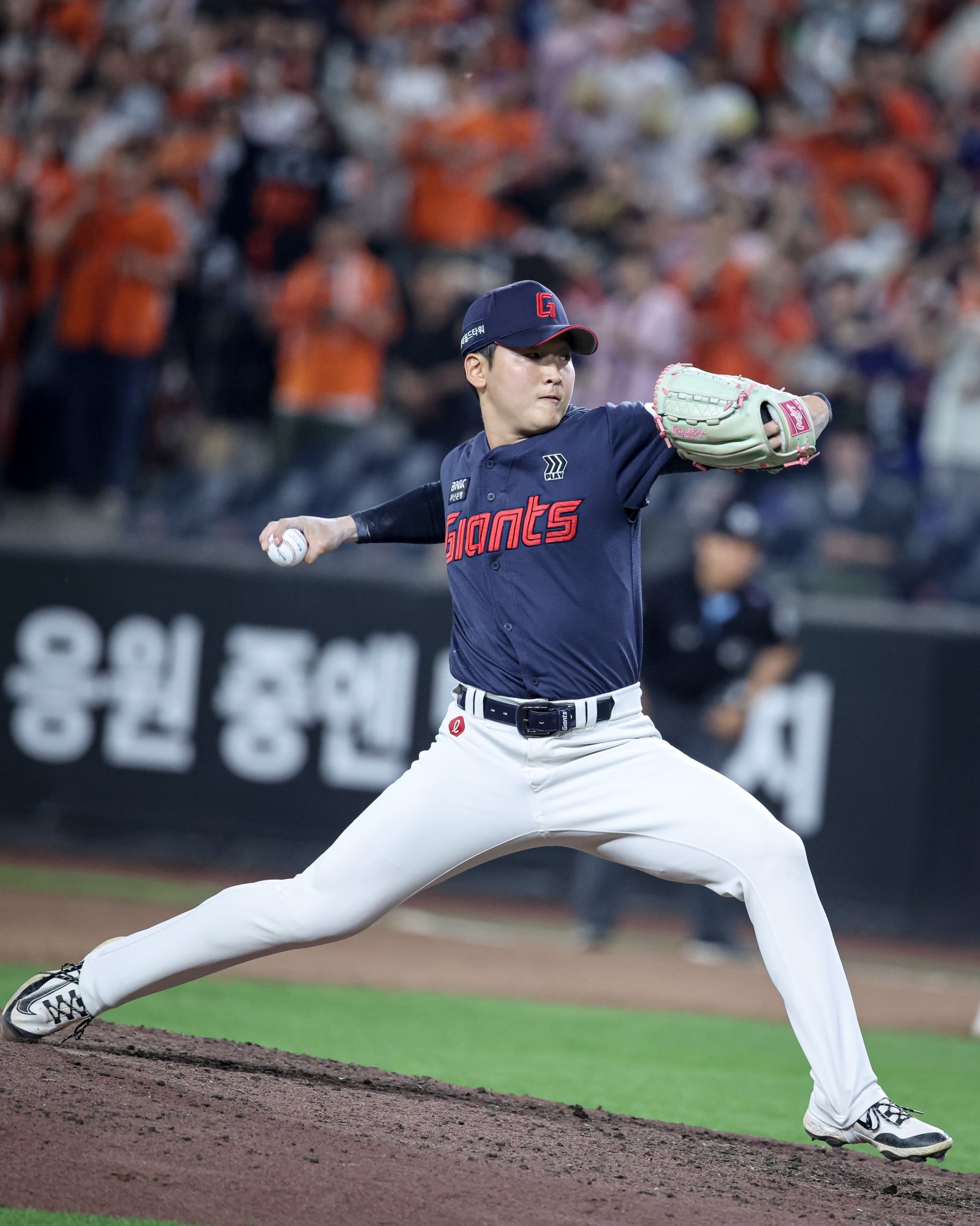 롯데 최준용이 19일 대전한화생병볼파크서 열린 2026 KBO리그 한화전에 팀 5번째 투수로 등판해 힘차게 공을 던지고 있다. 최준용은 1이닝 무실점 투구로 시즌 7번째 세이브를 수확했다. 사진제공｜롯데 자이언츠