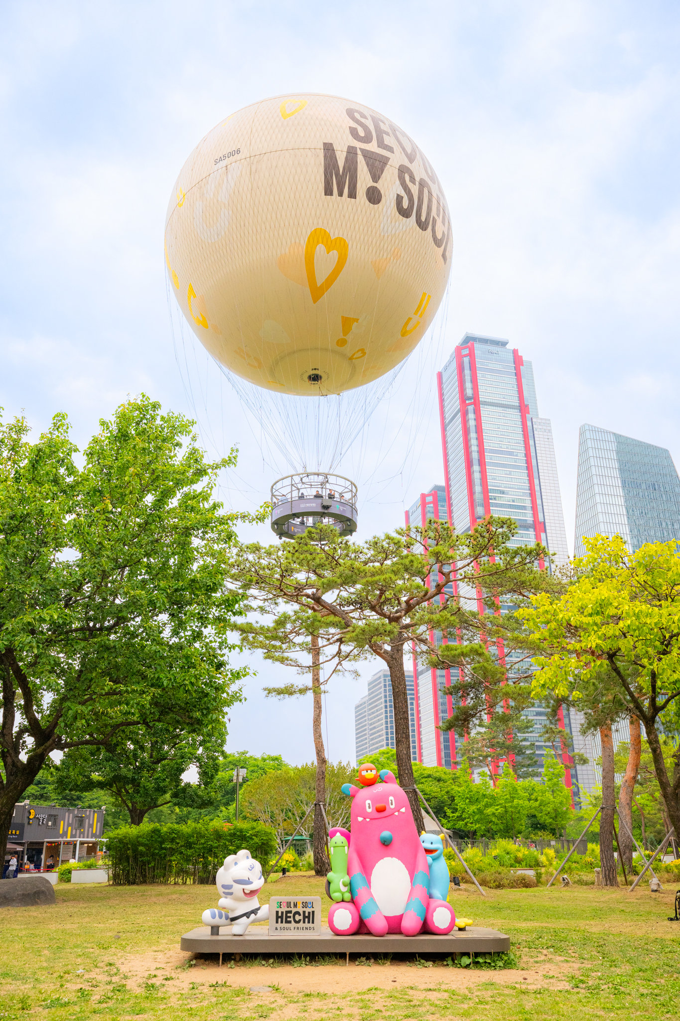“둥실!” 여의도 하늘로 떠오르고 있는 서울달.                    사진제공 ｜서울관광재단
