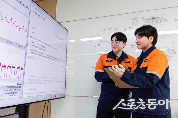 EIC기술부 팀원들이 PIMS 로직 생성 도우미를 활용하고 있는 모습. 사진제공ㅣ포스코