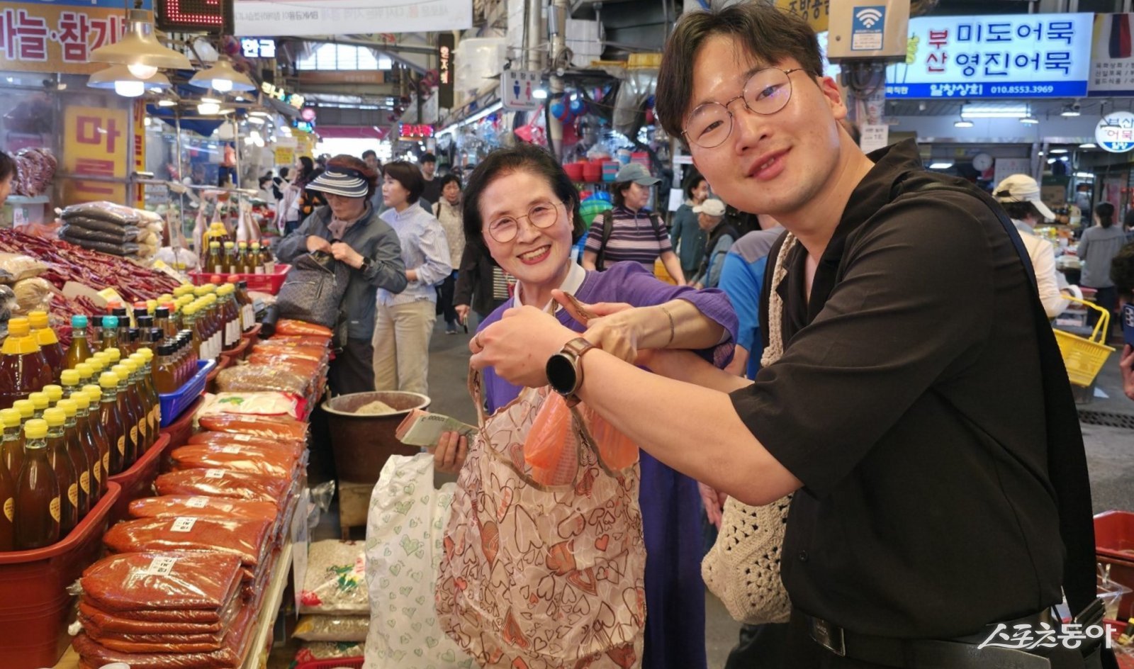 가정의 달을 맞아 ‘사회적 가족’을 맺은 참가자들이 부전시장에서 장을 보고 있다. (사진제공=신천지 부산야고보지파)