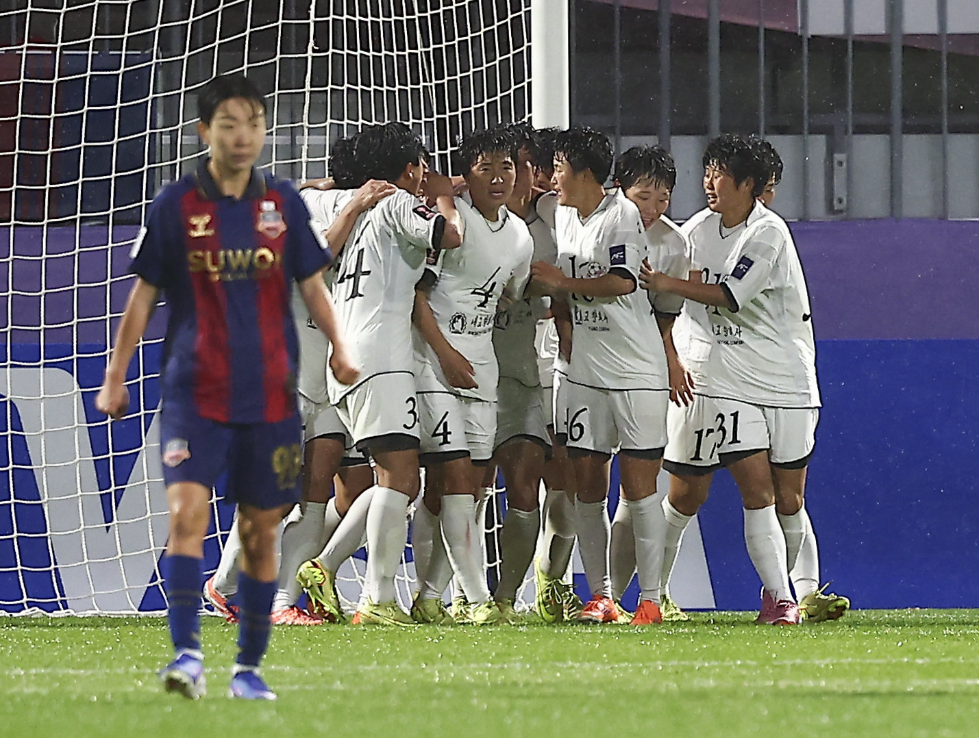 [SD 수원 라이브] 공동응원단의 편향적 응원에 눈물쏟은 수원FC 위민…정작 응원 등에 업은 北 내고향은 “축구에 관심 많나보지” 시큰둥