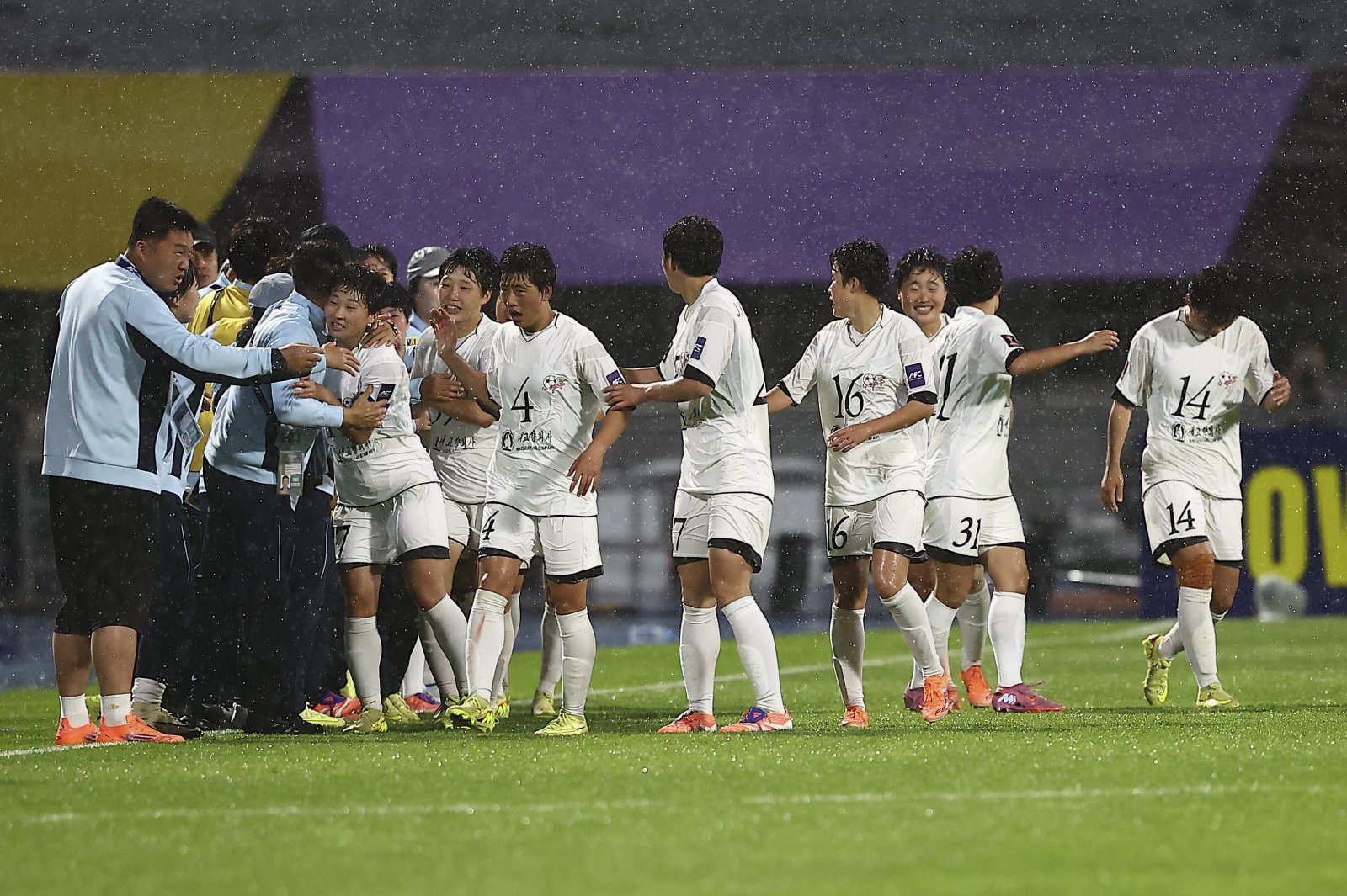 내고향 선수들이 20일 수원종합운동장에서 열린 수원FC 위민과 원정경기에서 2-1 역전승을 거둔 뒤 기뻐하고 있다. 수원│뉴시스