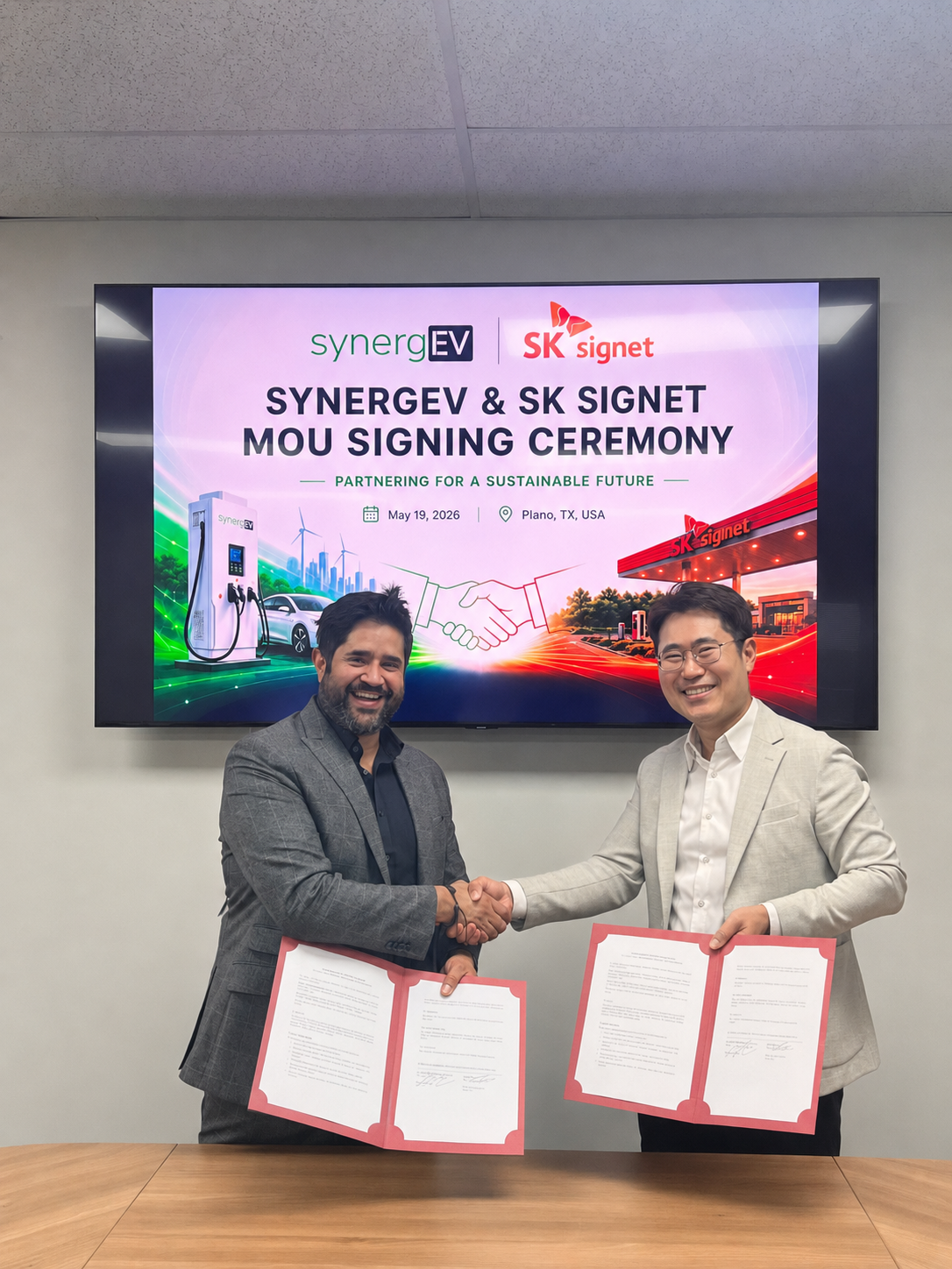 서영훈 SK시그넷 운영총괄 겸 미주법인 CEO(오른쪽)와 프란시스코 아기레 synergEV CEO. 사진제공|SK시그넷