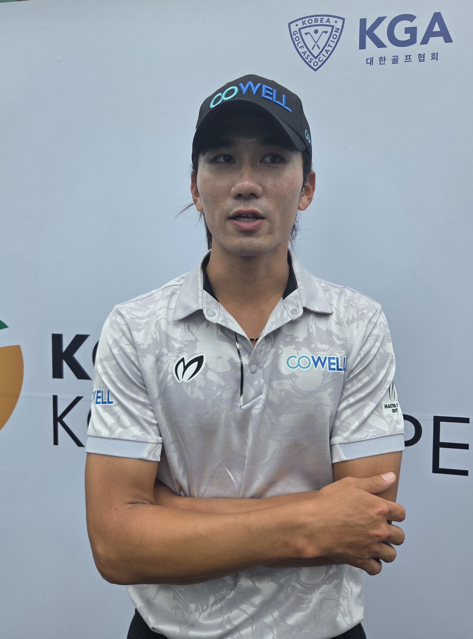 오승택이 21일 코오롱 한국오픈 1라운드를 이븐파로 마친 뒤 “만족스러운 하루였다”고 소감을 밝히고 있다. 천안 | 김도헌 기자