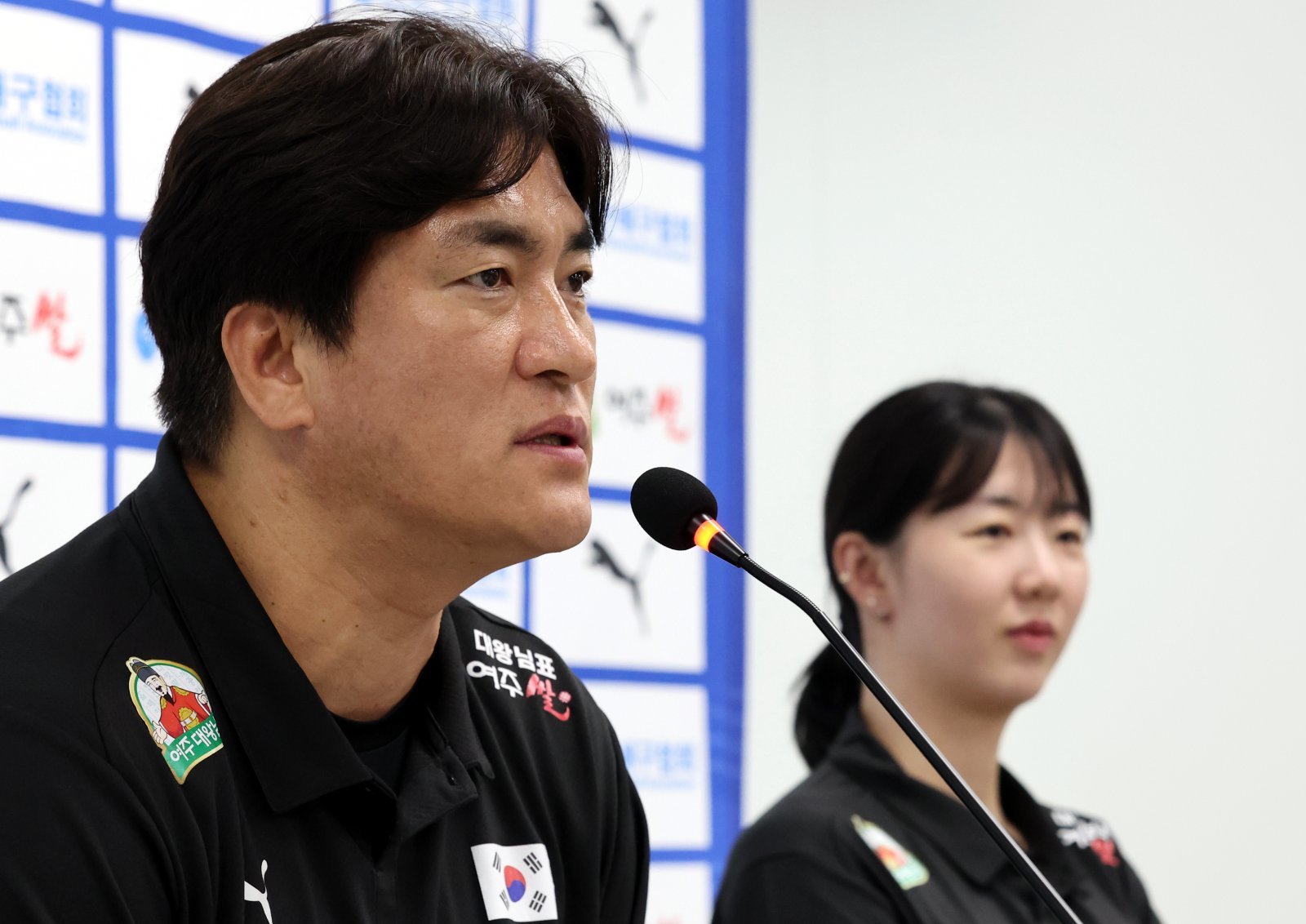 차상현 한국여자배구대표팀 감독(왼쪽)은 한국의 국제 경쟁력 향상을 위해 올림픽과 아시안게임이 열리는 해는 KOVO가 V리그서 외국인선수와 아시아쿼터 기용을 제한하는 방안을 고려해야 한다고 주장했다. 사진은 20일 서울 송파구 올림픽회관서 열린 국가대표 기자회견서 취재진의 질문에 응답하는 모습. 뉴시스