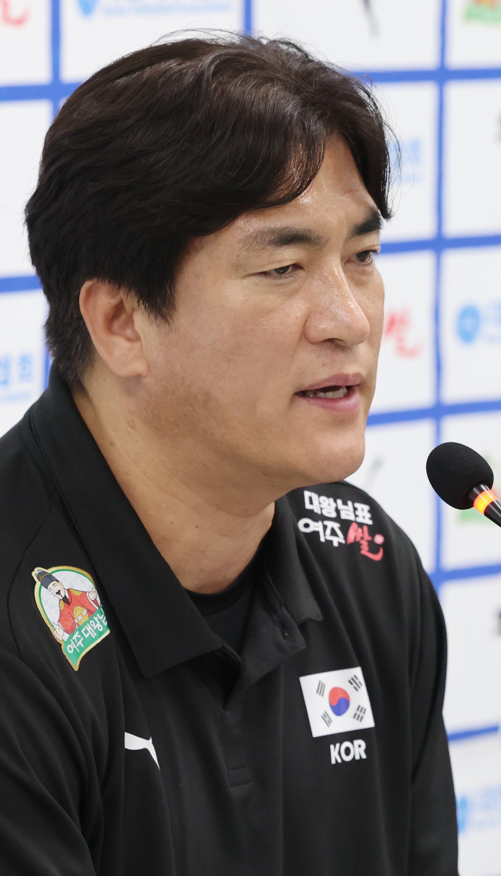 차상현 한국여자배구대표팀 감독은 한국의 국제 경쟁력 향상을 위해 올림픽과 아시안게임이 열리는 해는 KOVO가 V리그서 외국인선수와 아시아쿼터 기용을 제한하는 방안을 고려해야 한다고 주장했다. 사진은 20일 서울 송파구 올림픽회관서 열린 국가대표 기자회견서 취재진의 질문에 응답하는 모습. 뉴시스