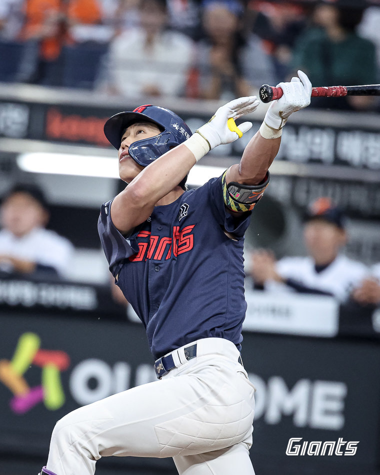 롯데 전민재가 19일 대전한화생명볼파크서 열린 2026 KBO리그 한화전 2회초 2사 1루 상황에서 2점 홈런을 터트리고 있다. 롯데 주전 유격수로 풀타임 2년 차를 맞이한 그는 전 경기 출장을 목표로 내세웠다. 사진제공|롯데 자이언츠