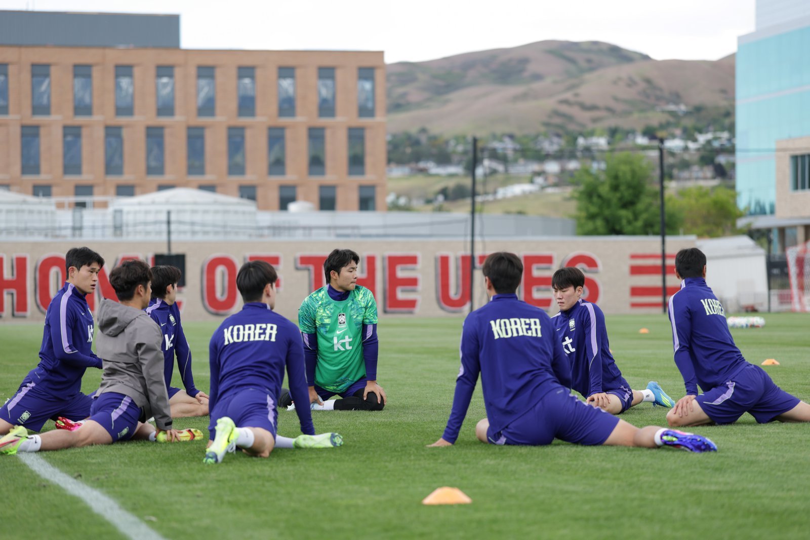 축구국가대표팀 선수들이 20일(한국시간) 미국 유타주 솔트레이크시티의 유트사커필드에 위치한 북중미월드컵 사전캠프 첫 훈련서 스트레칭을 하고 있다. 사진제공|대한축구협회