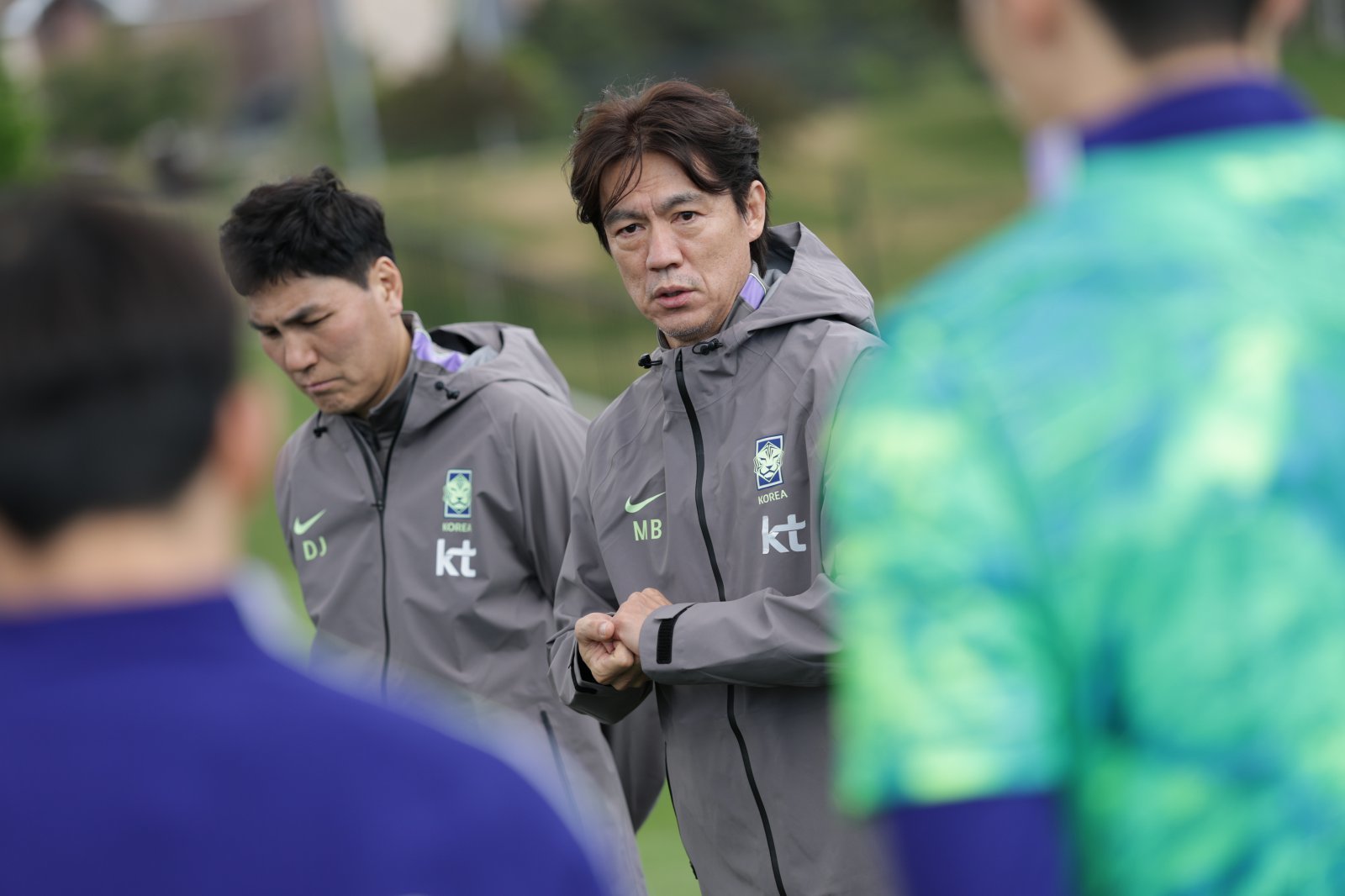 축구국가대표팀 홍명보 감독(가운데)이 20일(한국시간) 미국 유타주 솔트레이크시티의 유트사커필드에 위치한 북중미월드컵 사전캠프 첫 훈련에 앞서 선수들에게 연설하고 있다. 사진제공|대한축구협회