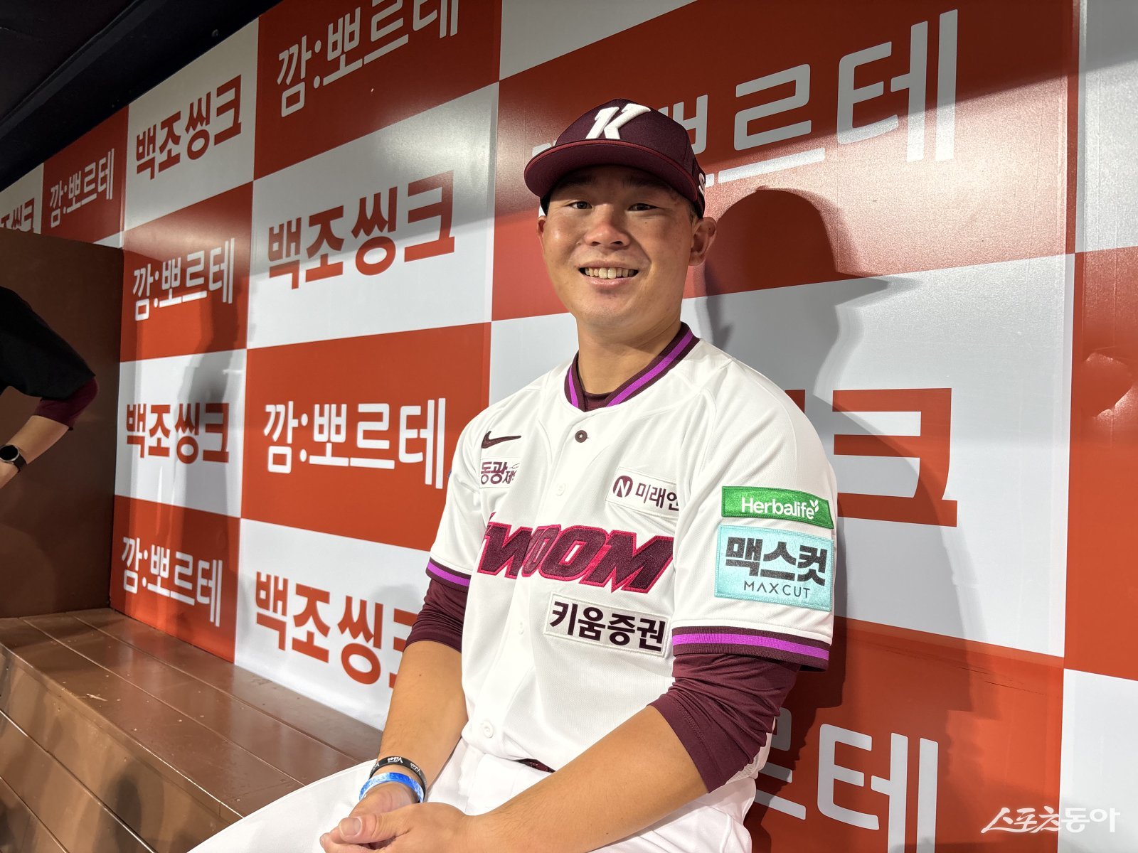 키움 새 외국인타자 케스턴 히우라가 21일 고척스카이돔에서 인터뷰를 마친 뒤 미소짓고 있다. 고척｜강산 기자 posterboy@donga.com