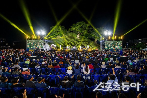경주시가 ’2026 봉황대 뮤직스퀘어’를 다음 달 5일부터 선보인다(지난해 행사 광경). 사진제공 ㅣ 경주시