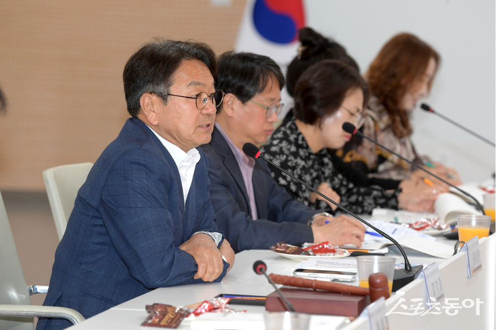 광주시는 22일 시청 중회의실에서 ‘2026년 제1차 기후위기대응위원회 정기회의’를 열고 지난해 탄소중립 사업 추진 성과와 향후 계획을 논의했다. 사진제공=광주광역시