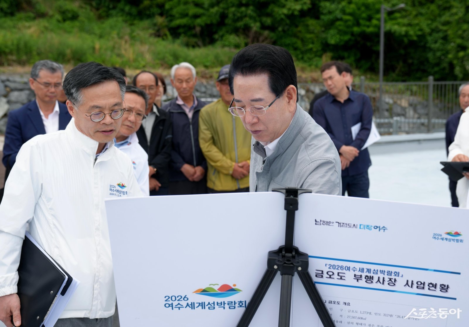 김영록 전라남도지사가 22일 2026여수세계섬박람회 부행사장 금오도 현장을 방문, 섬 내 편의시설 및 운영 프로그램 등 행사 전반의 준비상황을 점검하고 있다. 사진제공=전남도