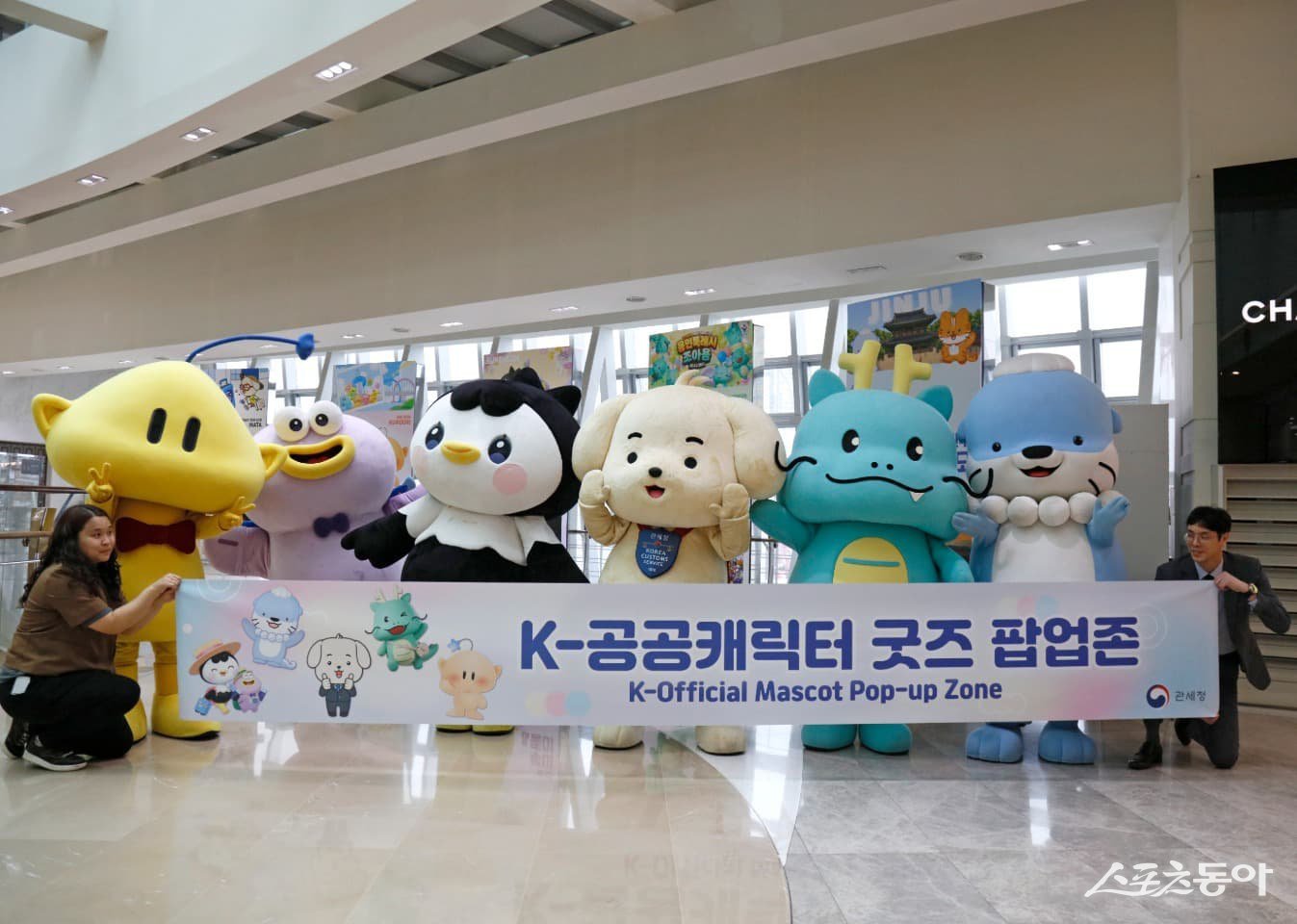순천시가 서울 롯데면세점 월드타워점에서 대표 캐릭터 ‘루미뚱이’를 앞세워 외국인 관광객을 대상으로 순천 여행 홍보를 하고 기념촬영을 하고 있다. 사진제공=순천시