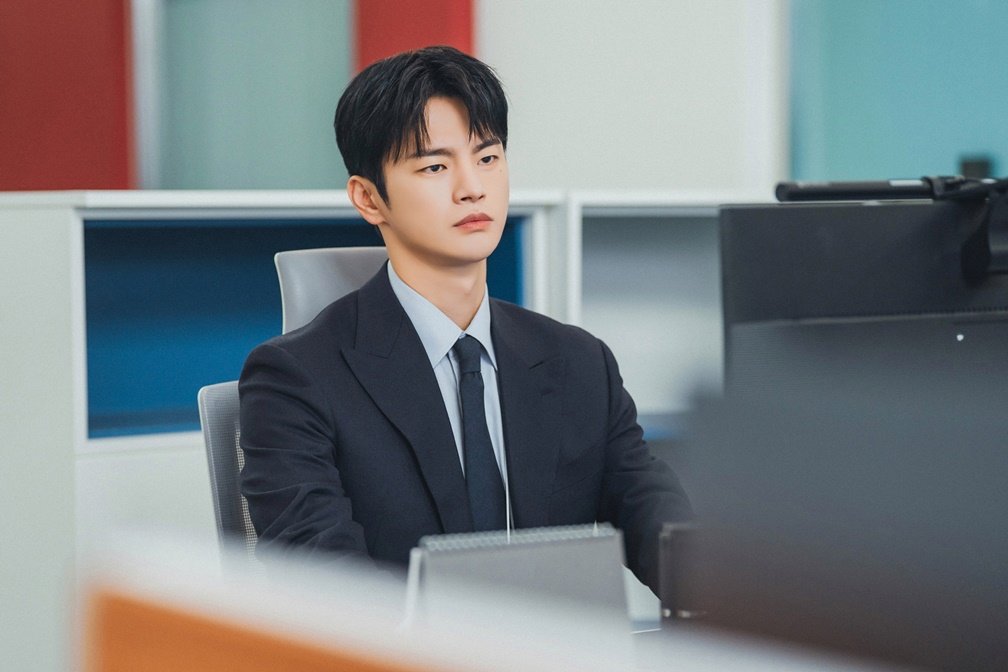 냉랭 눈빛+칼각 슈트핏…서인국, 냉미남 상사의 정석 (내일도 출근!)