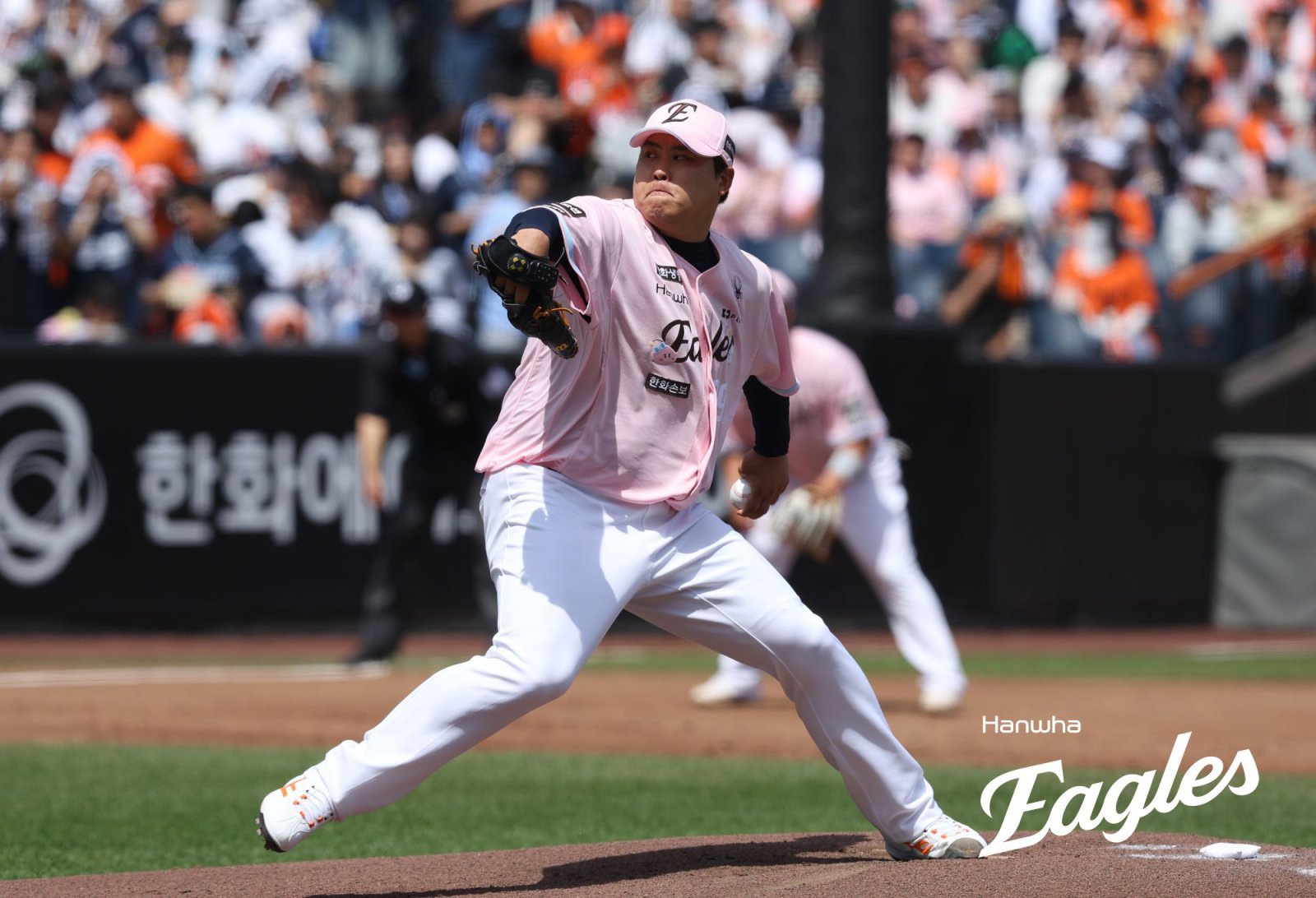 한화 류현진이 24일 대전한화생명볼파크서 열린 2026 KBO리그 두산전에 선발등판해 힘차게 공을 던지고 있다. 류현진은 6.2이닝 6안타 3탈삼진 무4사구 2실점 호투로 팀의 5-2 승리를 이끌었다. 시즌 5승(2패)째를 거두며 개인 한·미 통산 200승 기록을 달성했다. 사진제공｜한화 이글스