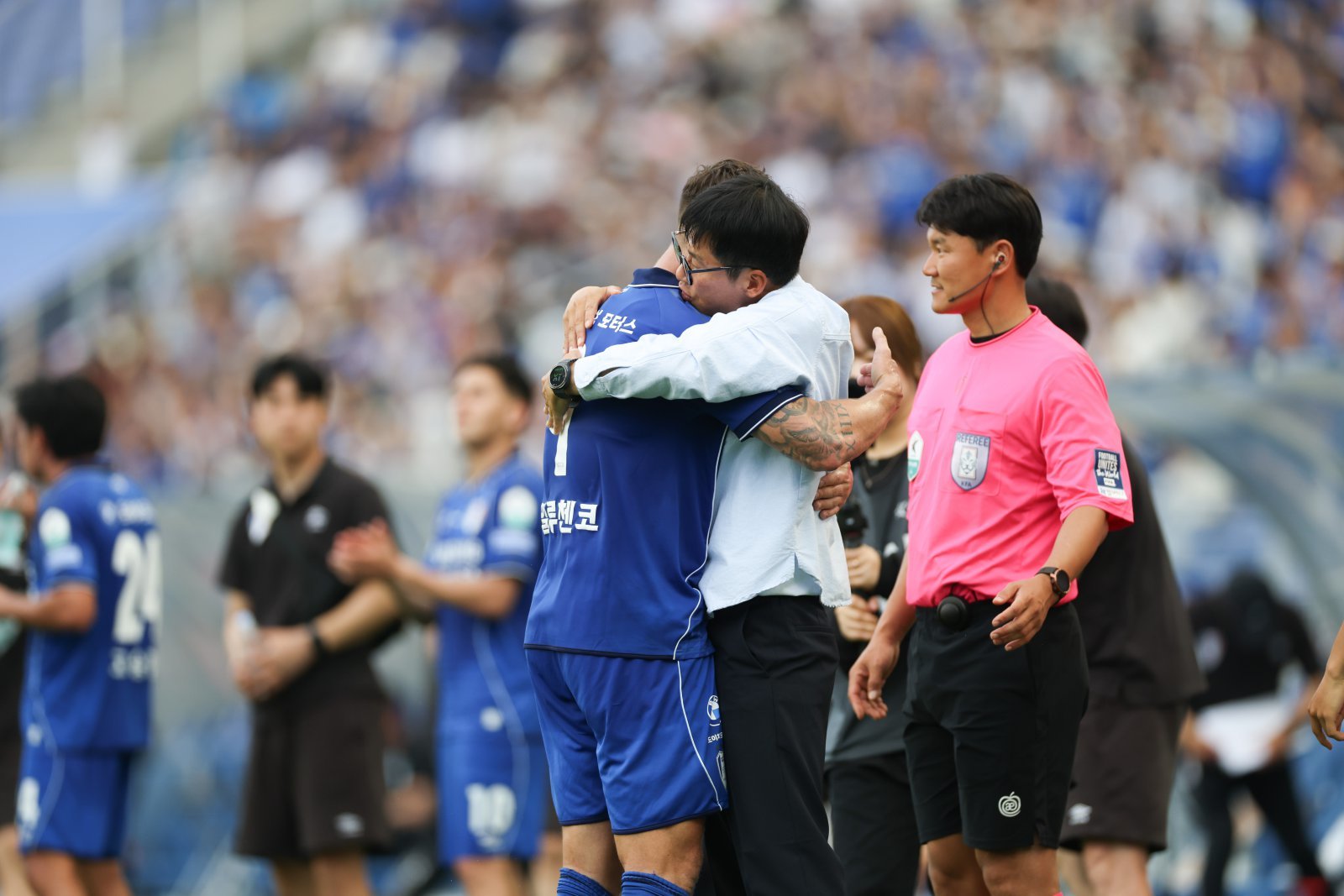 수원  이정효 감독(가운데)이 25일 수원월드컵경기장서 열린 천안과 홈경기 도중 일류첸코(왼쪽)의 득점이 터진 뒤 그와 포옹하고 있다. 사진제공｜한국프로축구연맹
