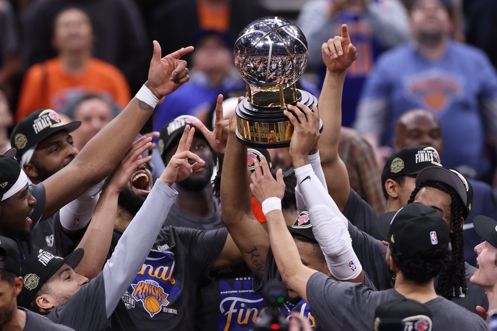 뉴욕 선수들이 26일(한국시간) 로킷 아레나에서 열린 클리블랜드와 NBA 동부 콘퍼런스 결승 4차전서 승리한 뒤 콘퍼런스 우승 트로피를 들어올리며 기뻐하고 있다. 클리블랜드|AP뉴시스