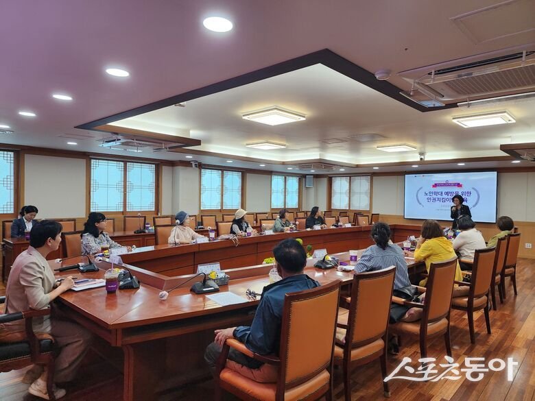 영암군은 지난 22일 지역 노인의료복지시설 관계자와 노인인권지킴이단 등을 대상으로 ‘2026년 노인인권지킴이단 역량강화교육’을 진행했다고 밝혔다. 사진제공=영암군