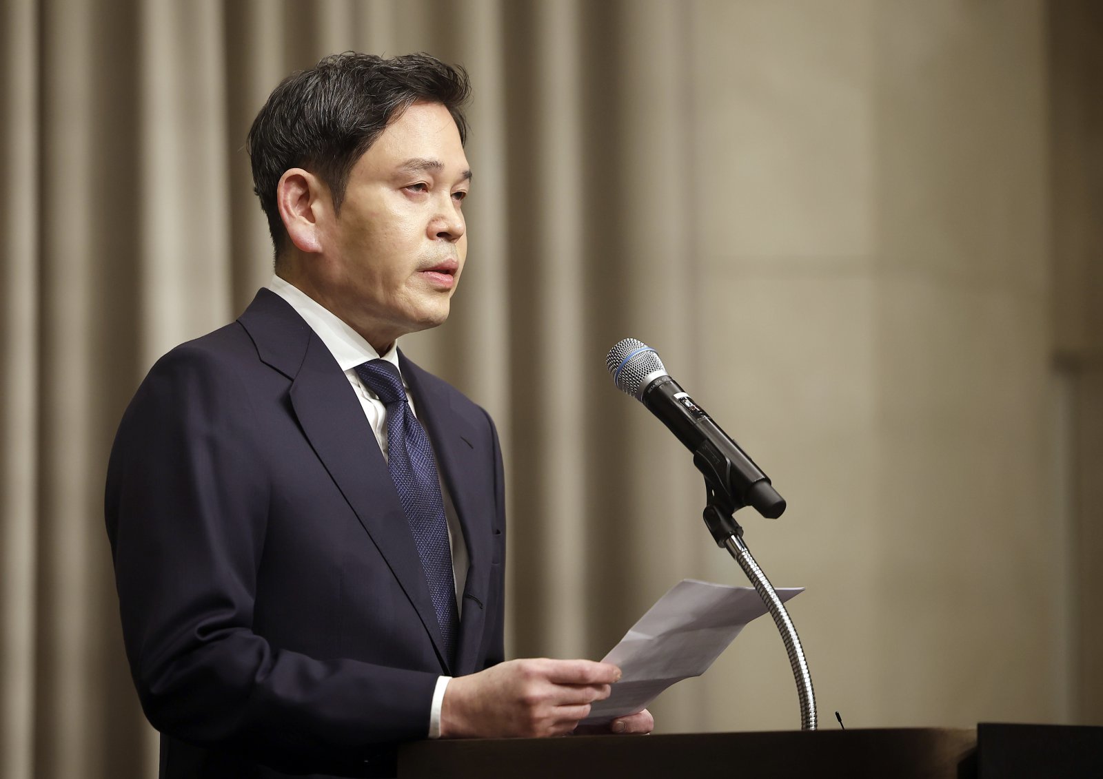 정용진 신세계 회장이 26일 조선팰리스 호텔에서 열린 스타벅스 ‘탱크데이’ 관련 대국민 사과 기자회견에서 사과문을 발표하고 있다. 뉴시스